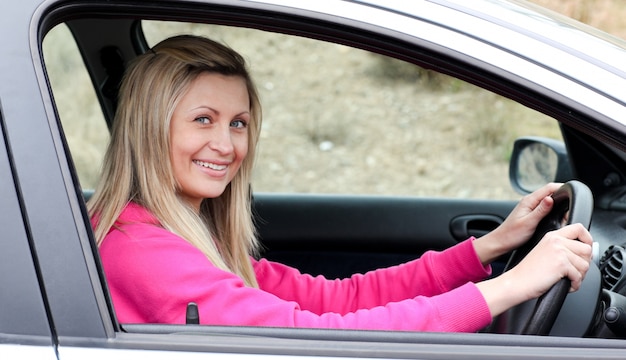 Sorridente autista al volante