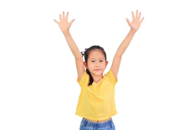 Sorridente bambina asiatica che tiene le mani in alto isolato su sfondo bianco Concetto di domanda e risposta