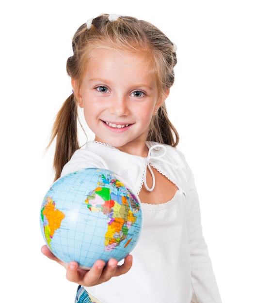 Sorridente bambina con globo isolato su uno sfondo bianco