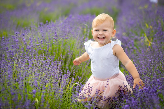 Sorridente bambina in abito rosa in un campo di lavanda repubblica ceca