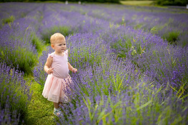 Sorridente bambina in abito rosa in un campo di lavanda repubblica ceca