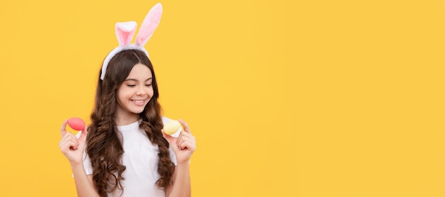 Sorridente bambino in orecchie da coniglio tenere le uova su sfondo giallo buona pasqua Poster orizzontale del bambino di Pasqua Intestazione banner Web di spazio copia coniglietto