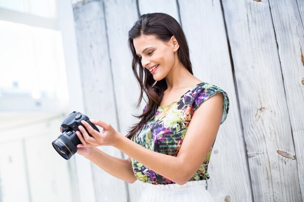 Sorridente bella bruna scattare foto