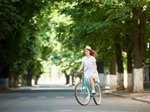 Sorridente bici da equitazione femminile