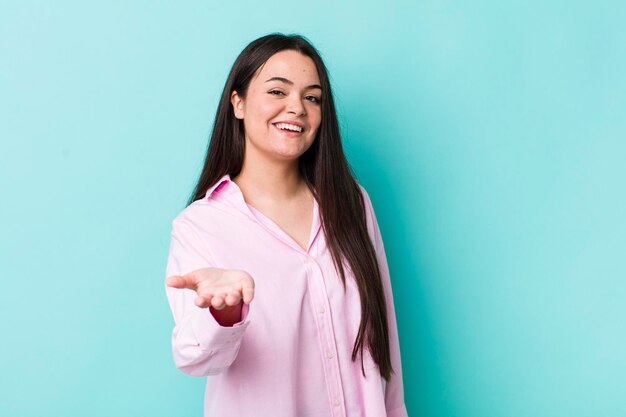 sorridente che sembra felice fiducioso e amichevole offrendo una stretta di mano per concludere un affare collaborando