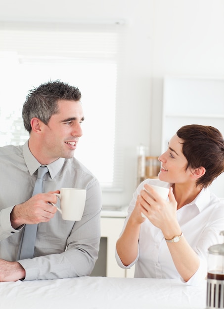 Sorridente coppia che beve caffè