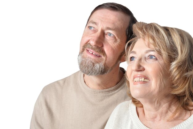 Sorridente coppia senior in piedi su sfondo bianco