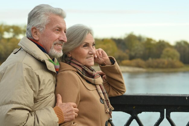 Sorridente coppia senior in posa nel parco