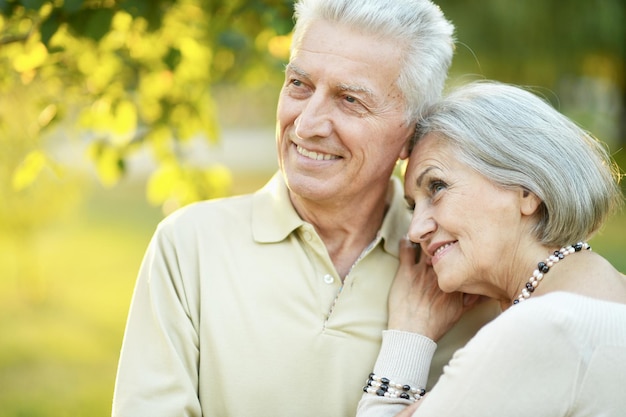 Sorridente coppia senior nella sosta di autunno