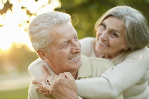 Sorridente coppia senior nella sosta di autunno