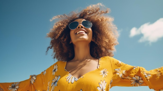 Sorridente donna afroamericana con capelli ricci e occhiali da sole in abito giallo gode del cielo limpido e della giornata di sole IA generativa