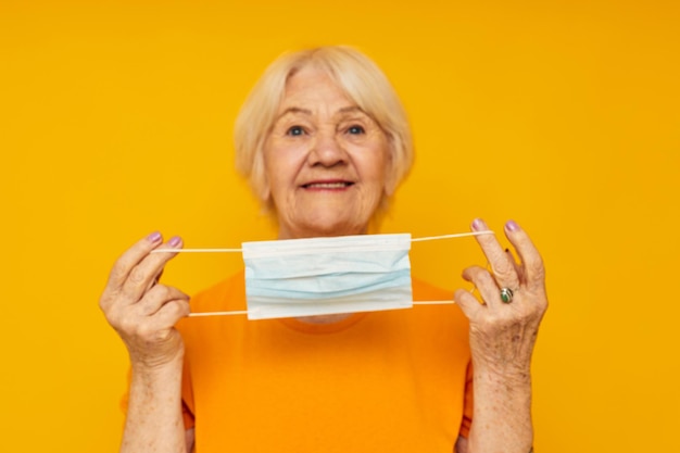 Sorridente donna anziana felice stile di vita medico maschera sfondo isolato