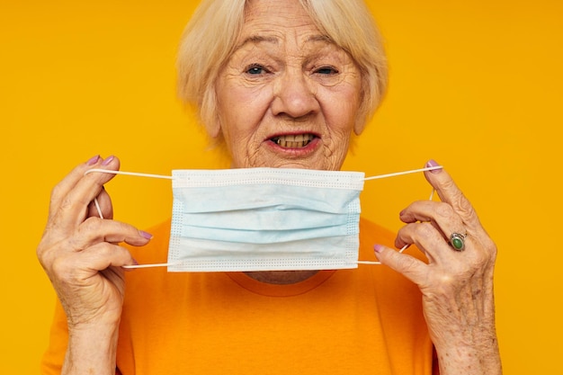 Sorridente donna anziana felice stile di vita medico maschera sfondo isolato