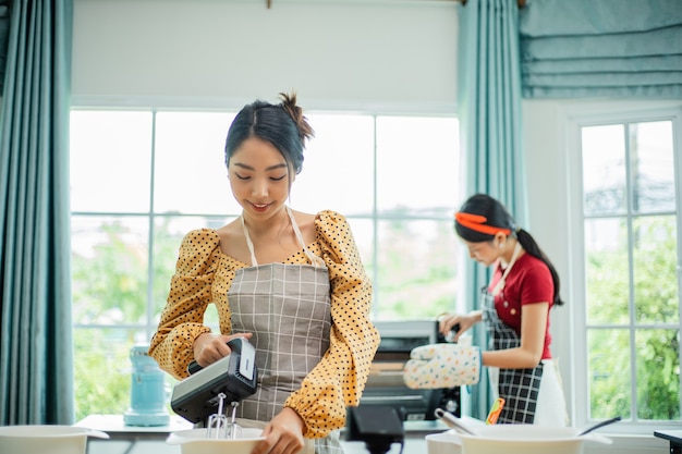 Sorridente donna asiatica che cucina