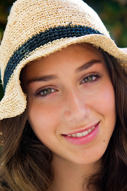 Sorridente donna che indossa il cappello di Panama