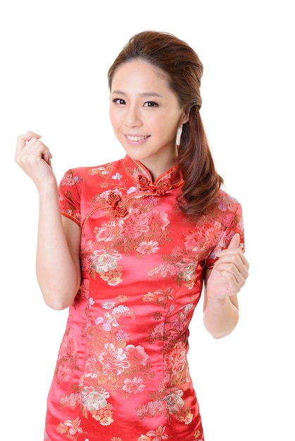 Sorridente donna cinese vestito tradizionale cheongsam al nuovo anno