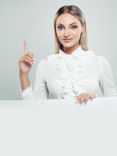 Sorridente donna d'affari in possesso di sfondo bianco bordo vuoto con copia spazio per il marketing pubblicitario o l'inserimento di prodotti Ritratto di imprenditrice di successo