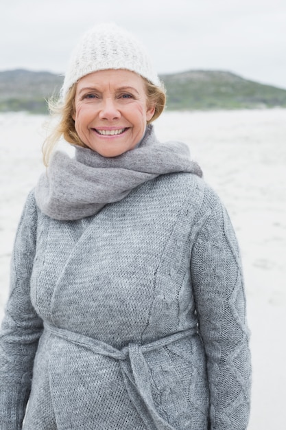 Sorridente donna senior casual in spiaggia