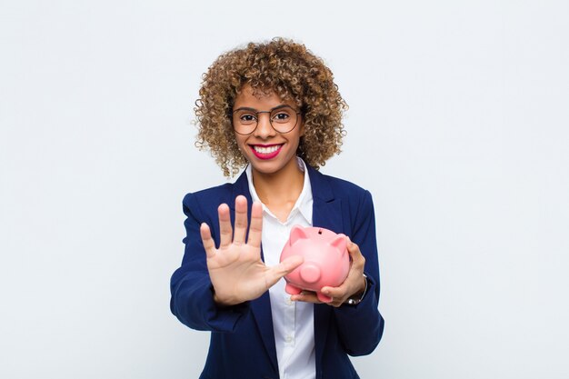 sorridente e amichevole, mostrando il numero cinque o il quinto con la mano in avanti, il conto alla rovescia