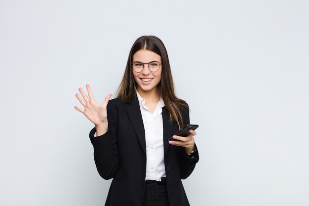 sorridente e amichevole, mostrando il numero cinque o il quinto con la mano in avanti, il conto alla rovescia