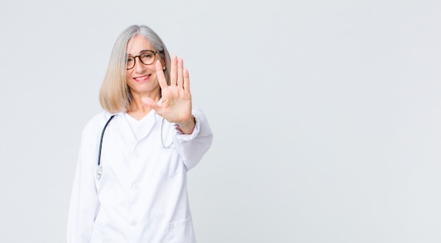 sorridente e amichevole, mostrando il numero cinque o il quinto con la mano in avanti, il conto alla rovescia