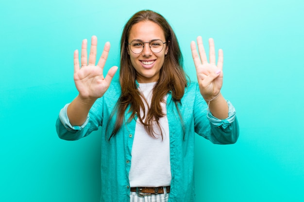 sorridente e amichevole, mostrando il numero nove o il nono con la mano in avanti, il conto alla rovescia