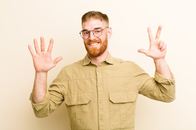 sorridente e amichevole, mostrando il numero otto o l'ottavo con la mano in avanti, il conto alla rovescia