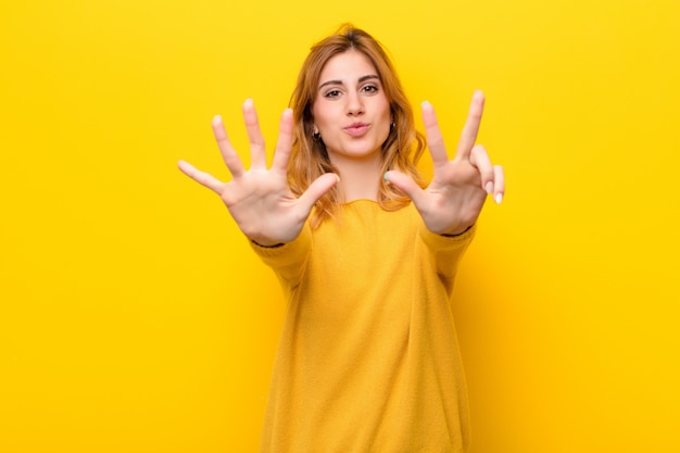 sorridente e amichevole, mostrando il numero otto o l'ottavo con la mano in avanti, il conto alla rovescia