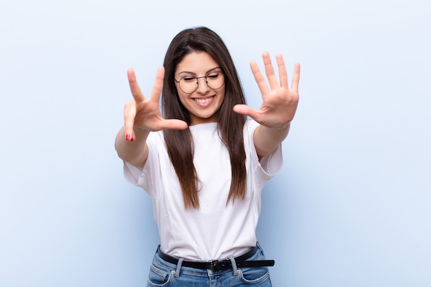 sorridente e amichevole, mostrando il numero otto o l'ottavo con la mano in avanti, il conto alla rovescia