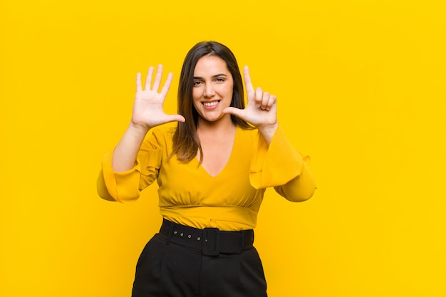 sorridente e amichevole, mostrando il numero sette o il settimo con la mano in avanti, il conto alla rovescia