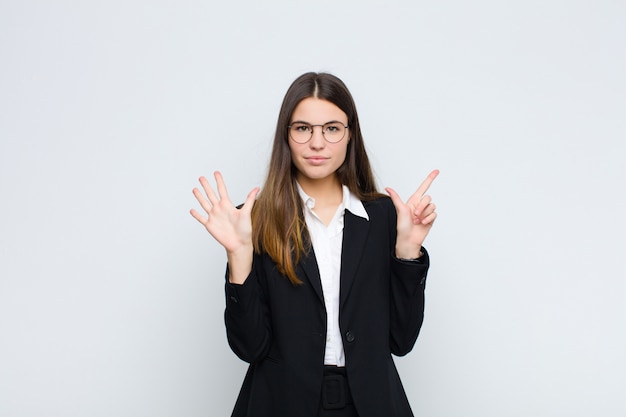 sorridente e amichevole, mostrando il numero sette o il settimo con la mano in avanti, il conto alla rovescia