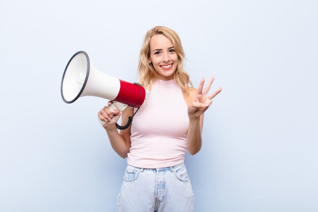 sorridente e amichevole, mostrando il numero tre o il terzo con la mano in avanti, il conto alla rovescia