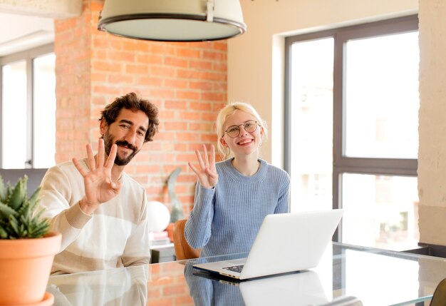 sorridente e con un aspetto amichevole, mostrando il numero quattro o il quarto con la mano in avanti, contando alla rovescia