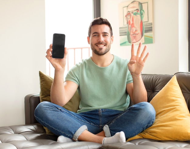 sorridente e con un aspetto amichevole, mostrando il numero quattro o il quarto con la mano in avanti, contando alla rovescia