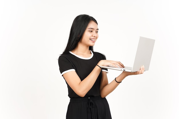 Sorridente e utilizzando il computer portatile della bella donna asiatica isolata su sfondo bianco