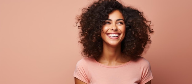 Sorridente, felice, attraente, giovane donna ispana che posa in uno studio.