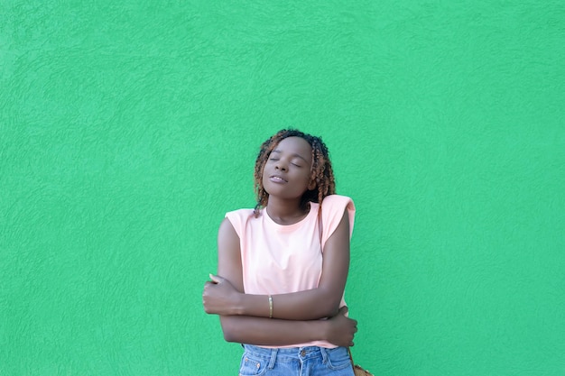 Sorridente felice donna afroamericana su sfondo verde Emozioni positive Romance