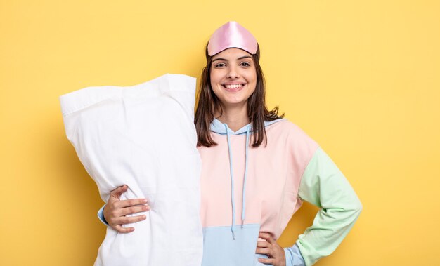 sorridente felicemente con una mano sull'anca e sicuro di sé