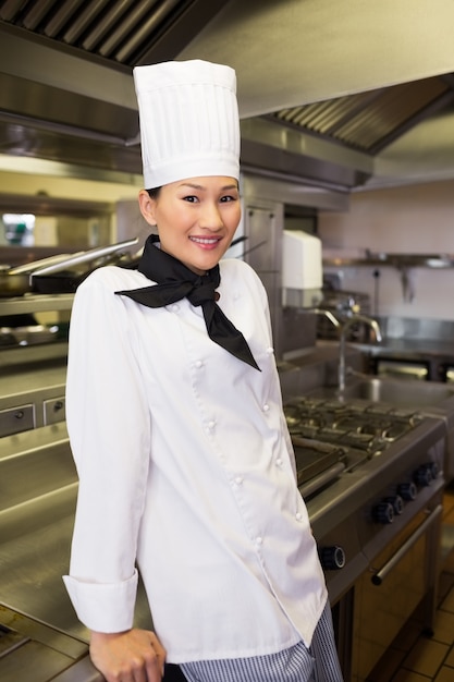 Sorridente femmina cuoco in cucina