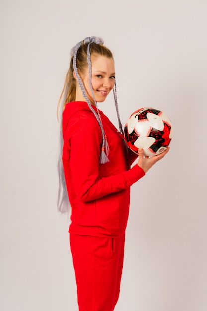 Sorridente giocatore di football femminile con palla isolato su sfondo bianco