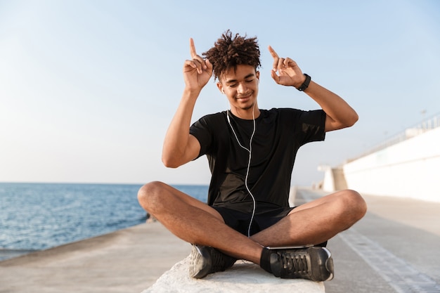 Sorridente giovane adolescente in spiaggia