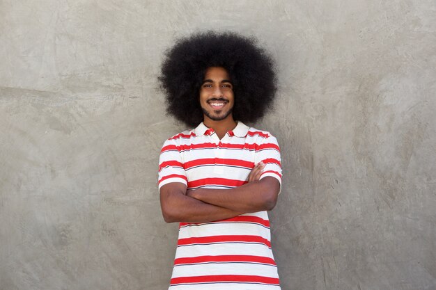 Sorridente giovane con camicia a righe e afro