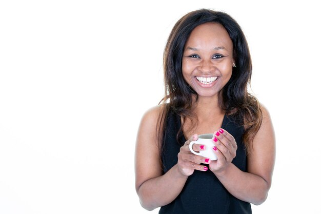 Sorridente giovane donna africana in sfondo bianco copia tenendo la tazza di tè tazza di caffè