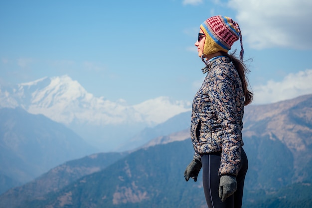 Sorridente giovane donna bella e attiva nel trekking in montagna. il concetto di ricreazione attiva e turismo in montagna. trekking in Nepal Himalaya