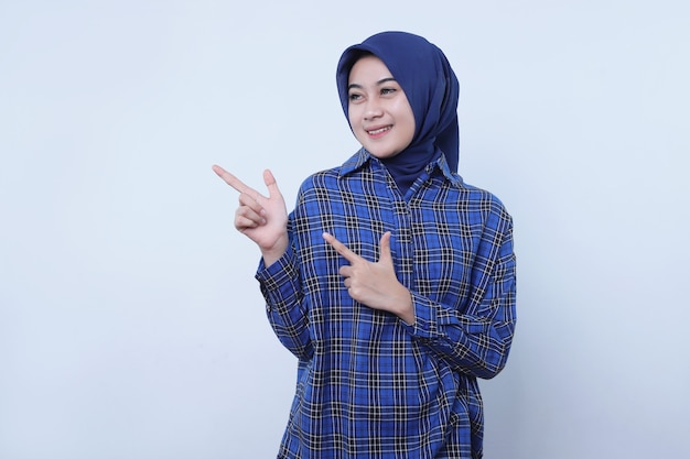 Sorridente giovane donna che indossa l'hijab che mostra gesto pacifico isolato sul muro bianco