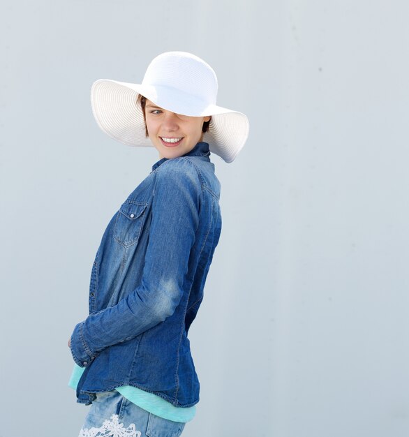 Sorridente giovane donna con cappello