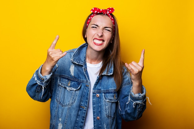 Sorridente giovane donna con cerchietto per capelli