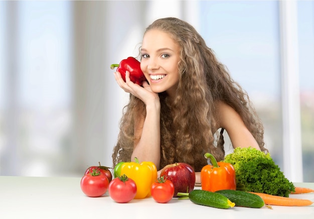 Sorridente giovane donna con frutta e verdura