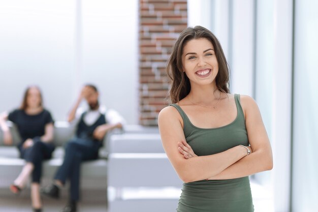 sorridente giovane donna in piedi in ufficio della banca.