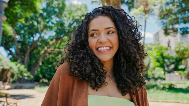 Sorridente giovane donna latina. Gioia, positivo e amore. Bella ragazza brasiliana.